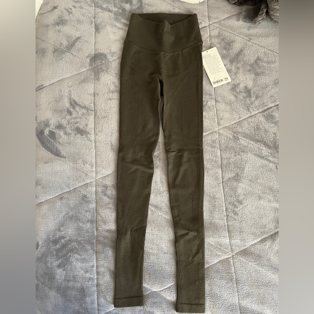 NWT Lululemon tights/leggings Size 4